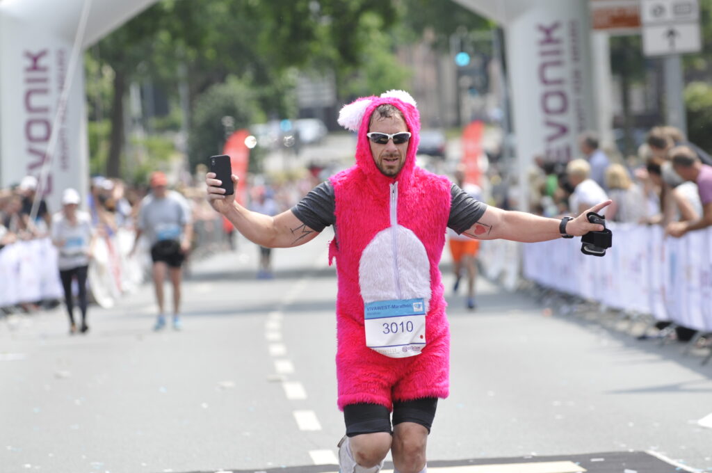 Mann im Hasenkostüm finished Marathon