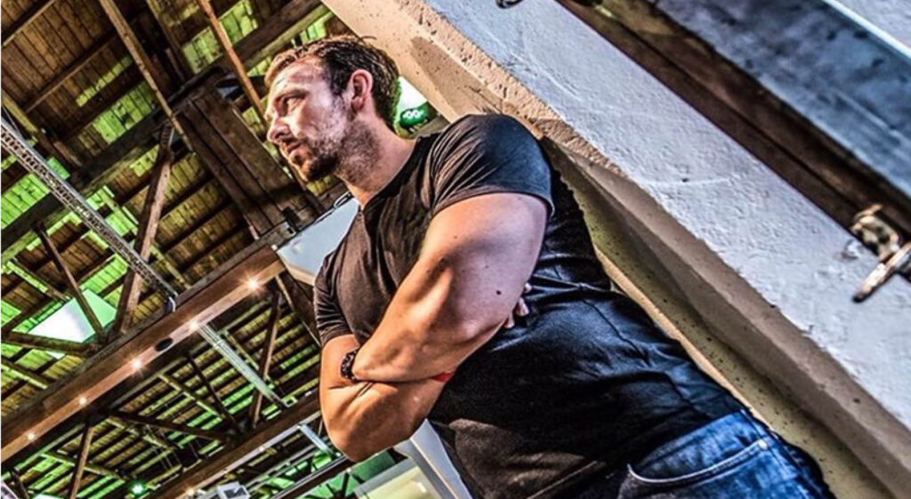 Mann schaut mit verschränkten Armen und locker angelehnt nach oben